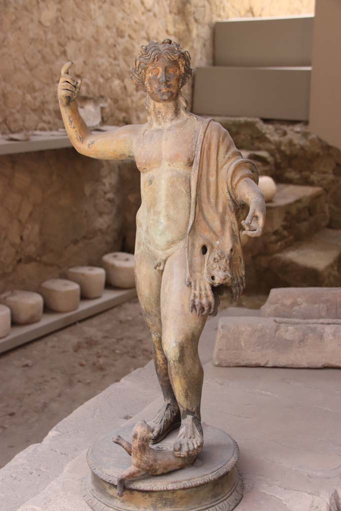 VI.12 Herculaneum. September 2019.
Reproduction bronze statuette of Bacchus with decoration of gold, silver and copper, also awaiting repair in this metal worker’s workshop.
Photo courtesy of Klaus Heese.
